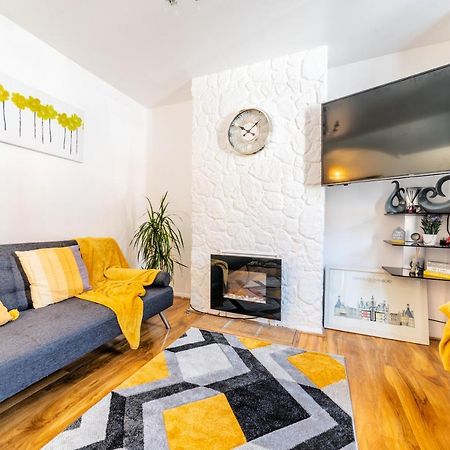Stylish 3-Bed Terraced House With Wi-Fi Apartment Chatham  Exterior photo