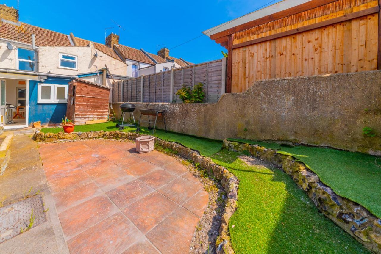 Stylish 3-Bed Terraced House With Wi-Fi Apartment Chatham  Exterior photo