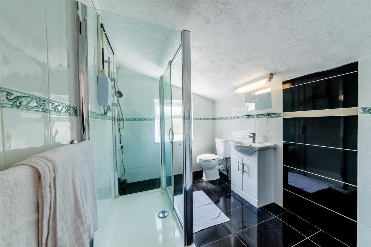 Stylish 3-Bed Terraced House With Wi-Fi Apartment Chatham  Exterior photo
