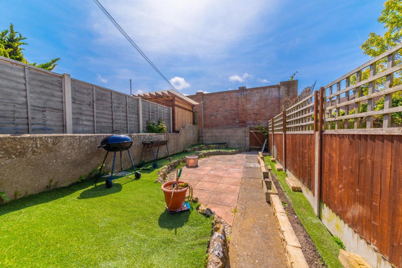 Stylish 3-Bed Terraced House With Wi-Fi Apartment Chatham  Exterior photo