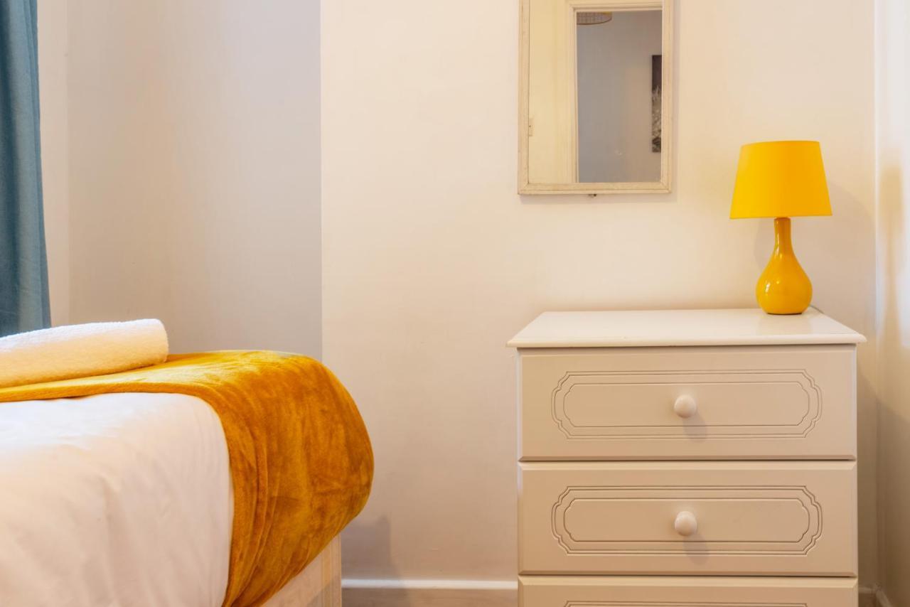 Stylish 3-Bed Terraced House With Wi-Fi Apartment Chatham  Exterior photo