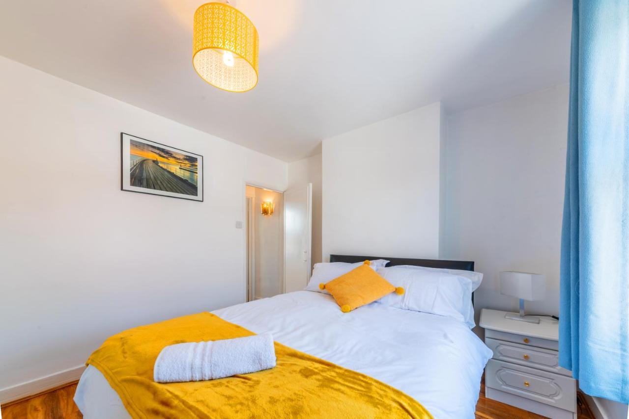 Stylish 3-Bed Terraced House With Wi-Fi Apartment Chatham  Exterior photo